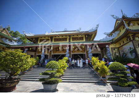 This is a beautiful view of Linh Ung Pagoda on Son Tra Peninsula, a famous tourist attraction in Vietnam. 117742533