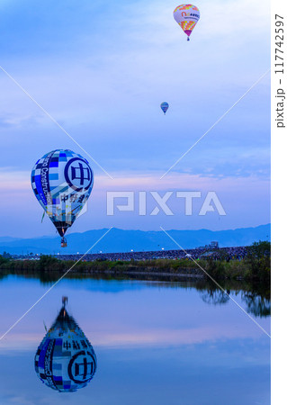 夕焼けのバルーン風景「佐賀インターナショナルバルーンフェスタ」(嘉瀬川河川敷周辺広場)佐賀県佐賀市 夕焼けのバルーン風景「佐賀インターナショナルバルーンフェスタ」(嘉瀬川河川敷周辺広場)佐賀県佐賀市 117742597