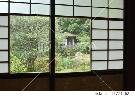 障子窓越しに見る晩翠園 観音堂 夏 障子窓越しに見る晩翠園 観音堂 夏 117742620