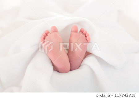 Little baby on white bed Little baby on white bed 117742719