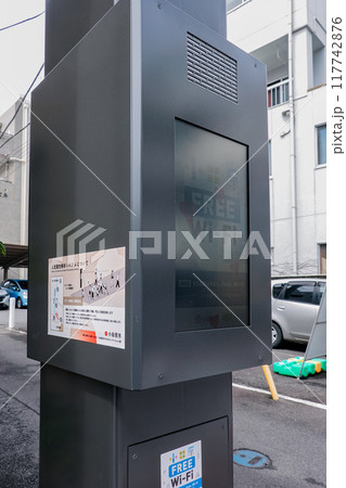 小田原市が小田原城へ向かう商店街に設置したスマートポール(神奈川県小田原市) 小田原市が小田原城へ向かう商店街に設置したスマートポール(神奈川県小田原市) 117742876