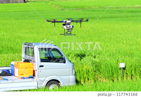 農業用ドローンによる農薬散布 農業用ドローンによる農薬散布 117743168