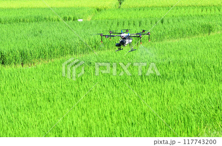 農業用ドローンによる農薬散布 117743200