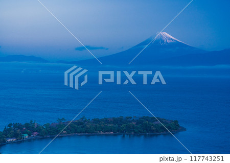 【静岡県】大瀬崎（おせざき）から海越しの富士山　夜明け 117743251