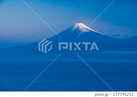 【静岡県】大瀬崎（おせざき）から海越しの富士山　夜明け 117743252