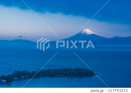 【静岡県】大瀬崎(おせざき)から海越しの富士山 夜明け 【静岡県】大瀬崎(おせざき)から海越しの富士山 夜明け 117743253
