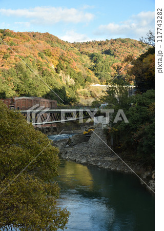 秋の宇治 宇治川と白虹橋と旧志津川発電所跡地 秋の宇治 宇治川と白虹橋と旧志津川発電所跡地 117743282