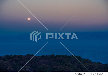 【静岡県】大瀬崎から見る駿河湾越しの満月・落月 117743649