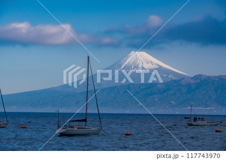 【静岡県】駿河湾に浮かぶヨットと富士山 早朝 【静岡県】駿河湾に浮かぶヨットと富士山 早朝 117743970