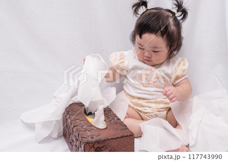 【ティッシュをいたずらするツインテールの赤ちゃん】 117743990
