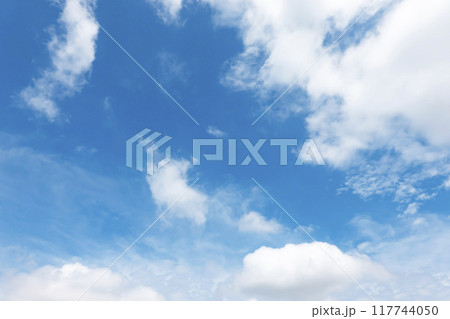 夏の青空と雲 117744050
