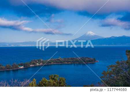 【静岡県】大瀬崎(おせざき)から海越しの富士山 朝 【静岡県】大瀬崎(おせざき)から海越しの富士山 朝 117744080