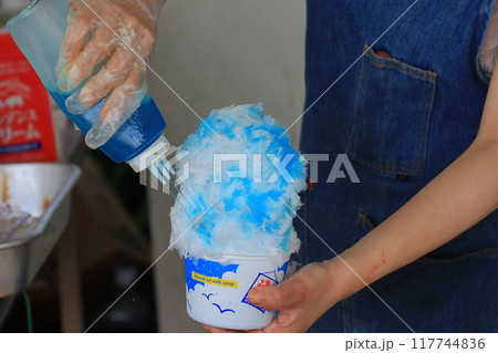 大盛りのかき氷　冷たいかき氷　おいしいフラッペ 117744836