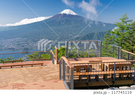 《山梨県》富士山と河口湖を望む新道峠 117745119
