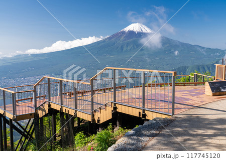 《山梨県》富士山と河口湖を望む新道峠 117745120