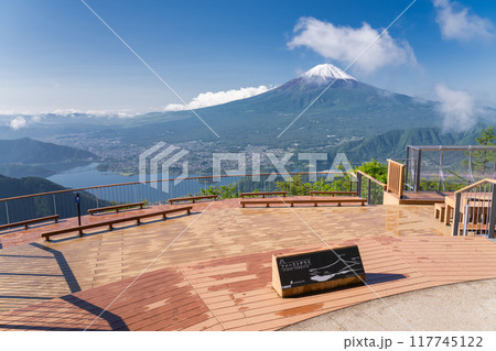 《山梨県》富士山と河口湖を望む新道峠 《山梨県》富士山と河口湖を望む新道峠 117745122
