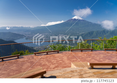 《山梨県》富士山と河口湖を望む新道峠 《山梨県》富士山と河口湖を望む新道峠 117745123