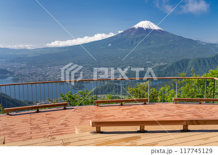 《山梨県》富士山と河口湖を望む新道峠 117745129