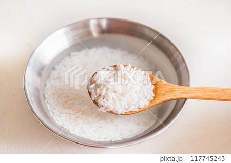 スプーンですくうタイ米のもち米 117745243