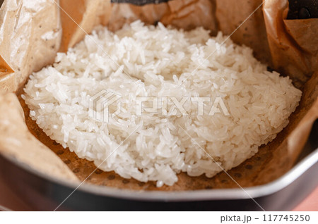 蒸しあがったカオニャオ 117745250