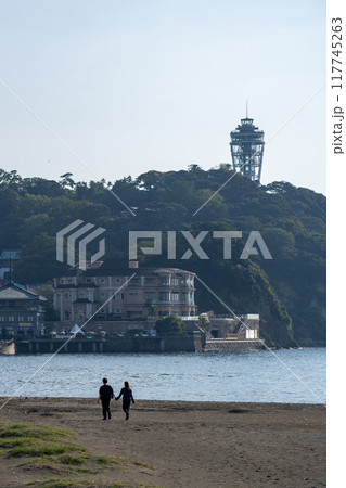 江の島デート、海岸を歩くカップル 江の島デート、海岸を歩くカップル 117745263
