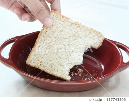 wholemeal bread in ceramic bowl wholemeal bread in ceramic bowl 117745506