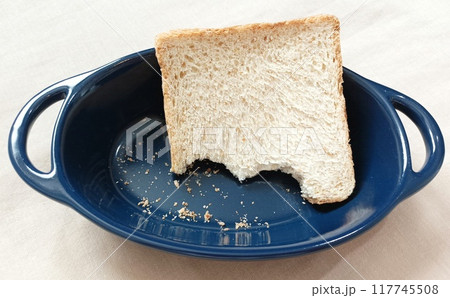 wholemeal bread in ceramic bowl 117745508