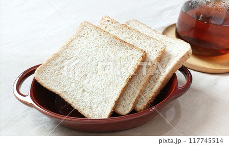 wholemeal bread in ceramic bowl 117745514