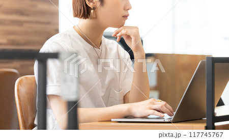 ノートパソコンを使う若い日本人ビジネスウーマン ノートパソコンを使う若い日本人ビジネスウーマン 117745767