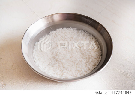 洗って水につけたタイ米のもち米 洗って水につけたタイ米のもち米 117745842