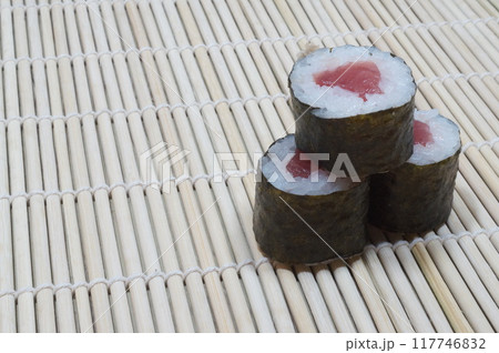 三つ重ねた鉄火巻き 三つ重ねた鉄火巻き 117746832