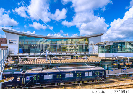 日本の横浜都市景観 8月。SOTETSU　西横浜駅などを望む 117746956