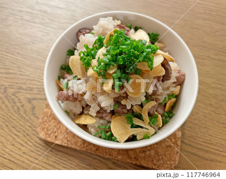 ガーリックステーキライス にんにく醤油のステーキ丼 ガーリックステーキライス にんにく醤油のステーキ丼 117746964