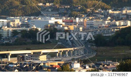 街中を通るモノレール 117746967