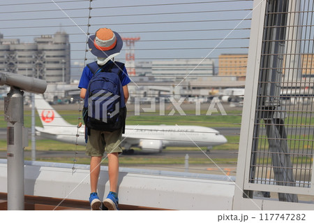 飛行機を眺める子供　空港の展望デッキ 117747282
