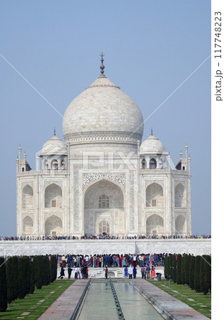 Taj Mahal (Crown of Palaces), an ivory-white marble mausoleum in Agra, Uttar Pradesh, India 117748223