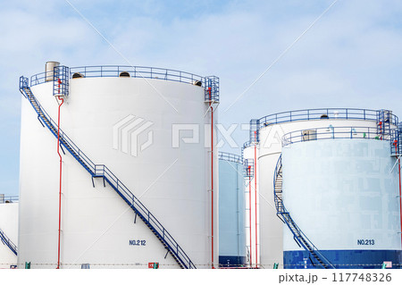 複数の大型タンク 117748326