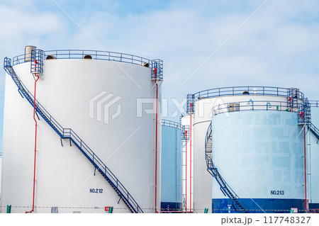 複数の大型タンク 117748327