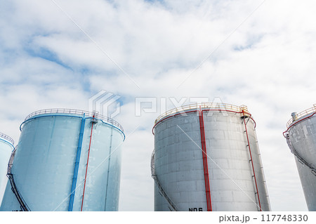 複数の大型タンク 117748330
