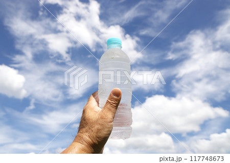青空を背景にペットボトルを持つ手 青空を背景にペットボトルを持つ手 117748673