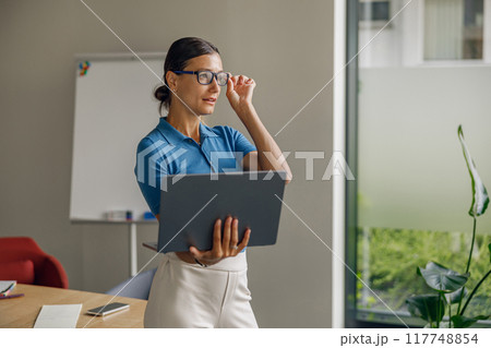 A focused and dedicated professional collaborating effectively in a modern office environment 117748854