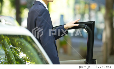 運転するスーツの若い男性 運転するスーツの若い男性 117749363