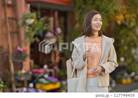 ハーフコートを着て買い物に行くミドルの女性 ハーフコートを着て買い物に行くミドルの女性 117749459