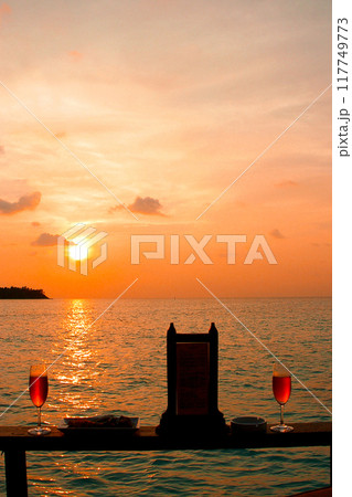 ビーチリゾートの夕暮れ 117749773