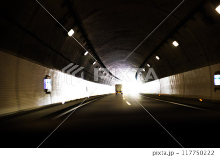 高速道路で走行中、眩しい光の出口に向かって突き進む。 高速道路で走行中、眩しい光の出口に向かって突き進む。 117750222