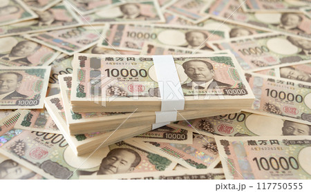 一万円札（渋沢栄一）　札束　紙幣　現金 117750555