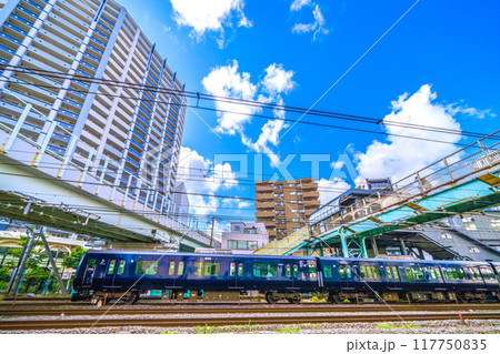 日本の横浜都市景観 8月。SOTETSU　平沼橋駅や電車などを望む 117750835