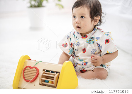 遊ぶ赤ちゃん 117751053