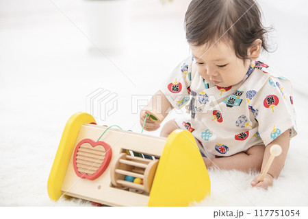 遊ぶ赤ちゃん 117751054