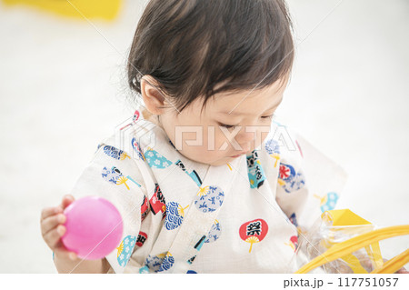 遊ぶ赤ちゃん 117751057
